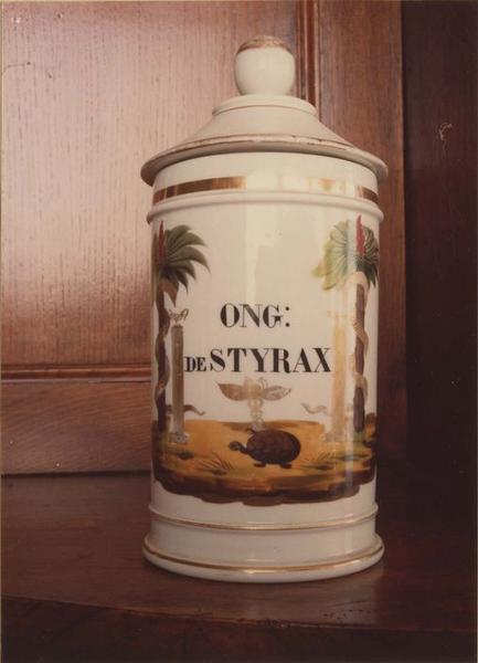 pot à pharmacie, vue générale - © Ministère de la Culture (France), Médiathèque du patrimoine et de la photographie (objets mobiliers), tous droits réservés