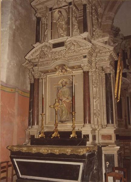 Autel, retable, statue : Saint Pierre