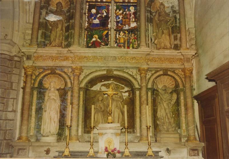 Autel, retable, tabernacle, groupe sculpté : Sainte Anne et la Vierge, 3 statues : Saint Michel, Deux évêques, clôture de choeur (grille de communion)