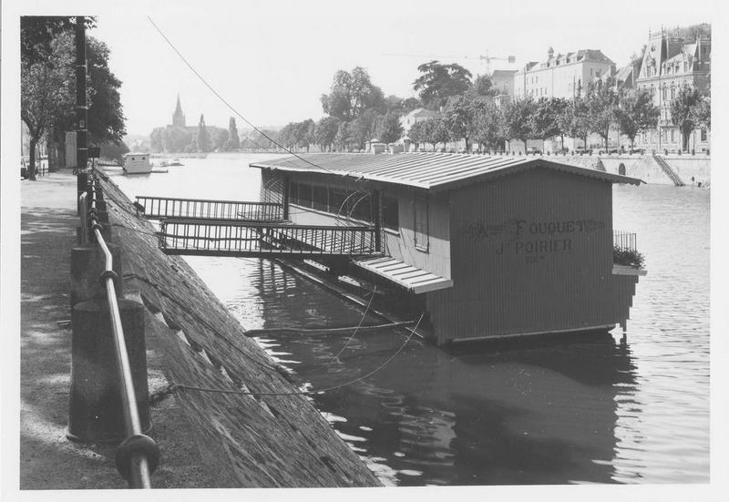 équipement statique (public) flottant : bateau-lavoir dit Saint-Julien, vue générale - © Ministère de la Culture (France), Médiathèque du patrimoine et de la photographie (objets mobiliers), tous droits réservés