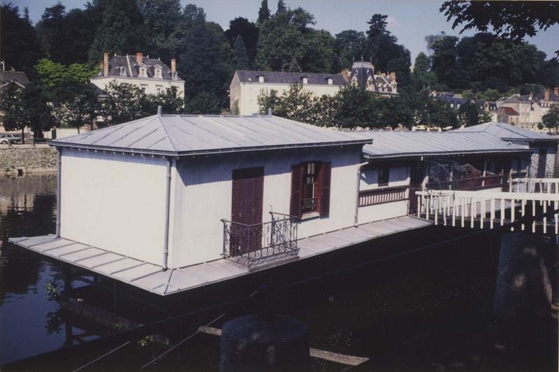 équipement statique (public) flottant : bateau-lavoir dit Saint-Yves, vue générale - © Ministère de la Culture (France), Médiathèque du patrimoine et de la photographie (objets mobiliers), tous droits réservés