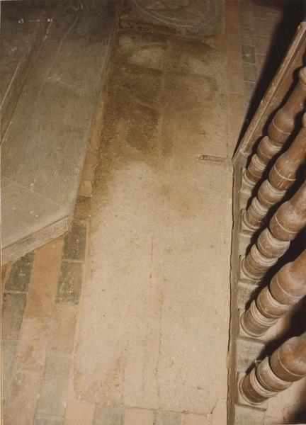 dalle funéraire : croix dans un cercle, vue générale - © Ministère de la Culture (France), Médiathèque du patrimoine et de la photographie (objets mobiliers), tous droits réservés
