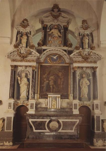 Autel, tabernacle, retable, 4 statues : Saint Pierre, Saint Paul, Saint Jean-Baptiste, un Apôtre, haut-relief : Dieu le Père, tableau : le Baptême du Christ (maître-autel)