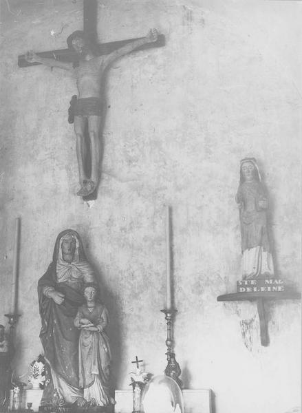 groupe sculpté : sainte Anne et la Vierge ; statue : Christ en croix ; statue : sainte Marie-Madeleine, vue générale - © Ministère de la Culture (France), Médiathèque du patrimoine et de la photographie (objets mobiliers), tous droits réservés