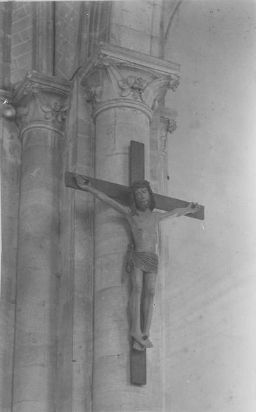 statue : Christ en croix, vue générale