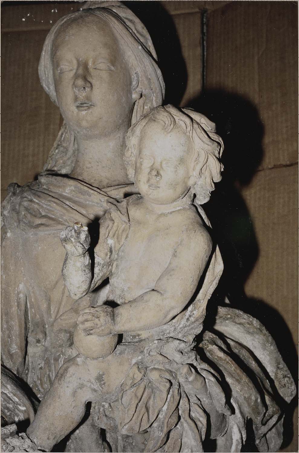 statue : Vierge à l'enfant, vue partielle - © Ministère de la Culture (France), Médiathèque du patrimoine et de la photographie (objets mobiliers), tous droits réservés