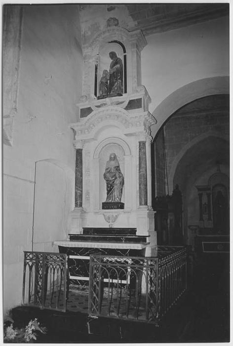 Autel de Sainte-Anne avec son retable, un groupe sculpté : Saint Joachim et la Vierge, son degré d'autel et sa clôture de chapelle