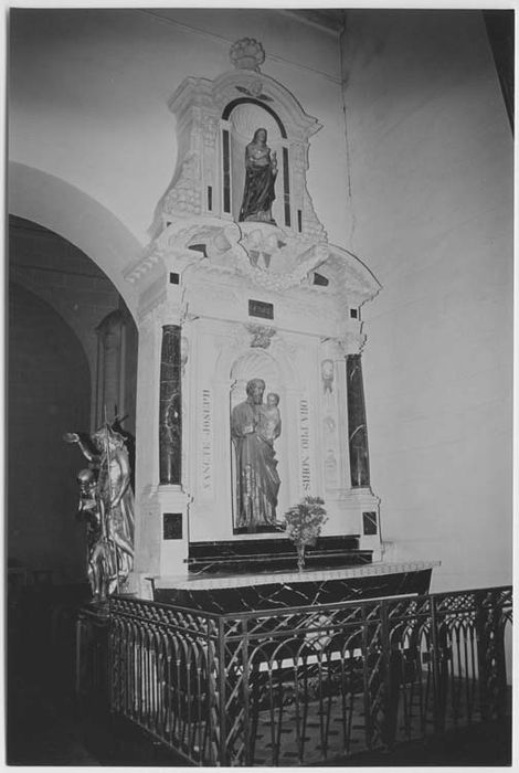 Autel de Saint- Joseph avec son retable, une statue : Sainte Marie Madeleine, son degré d'autel et sa clôture de chapelle