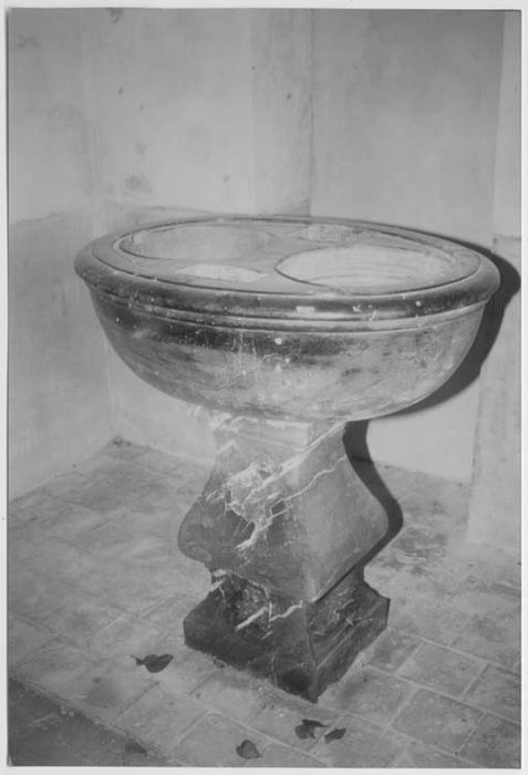 ensemble de quatre bénitiers et fonts baptismaux - © Ministère de la Culture (France), Médiathèque du patrimoine et de la photographie, diffusion GrandPalaisRmn Photo