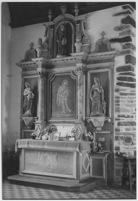 retable du Christ avec ses trois statues : Sainte Catherine, Vierge à l'Enfant, Sainte Barbe et son tableau d'autel : Ecce Homo - © Ministère de la Culture (France), Médiathèque du patrimoine et de la photographie, diffusion GrandPalaisRmn Photo