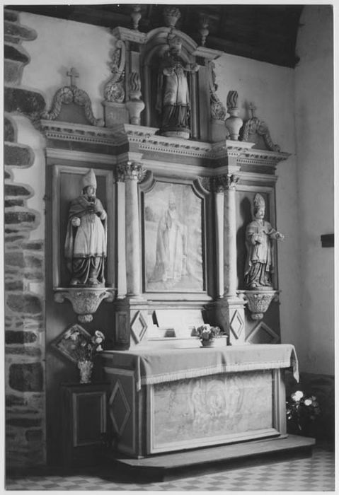 retable de saint Marcel avec ses trois statues : Saint Thuribe, Saint René et Saint Eutrope et son tableau d'autel : Saint Marcel, pape - © Ministère de la Culture (France), Médiathèque du patrimoine et de la photographie, diffusion GrandPalaisRmn Photo