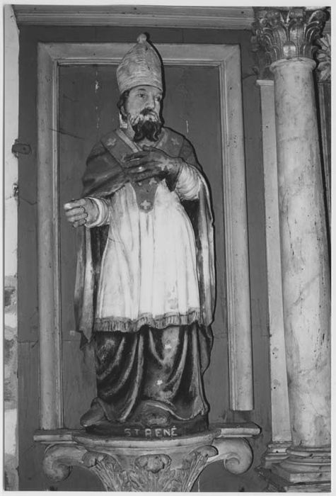 retable de saint Marcel avec ses trois statues : Saint Thuribe, Saint René et Saint Eutrope et son tableau d'autel : Saint Marcel, pape, détail - © Ministère de la Culture (France), Médiathèque du patrimoine et de la photographie, diffusion GrandPalaisRmn Photo