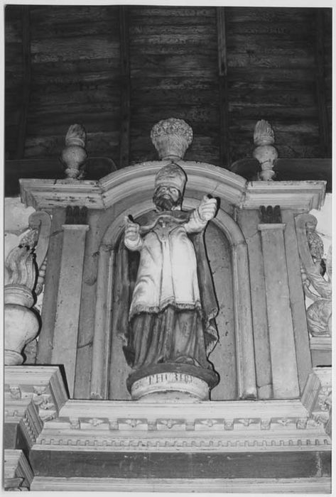 retable de saint Marcel avec ses trois statues : Saint Thuribe, Saint René et Saint Eutrope et son tableau d'autel : Saint Marcel, pape, détail - © Ministère de la Culture (France), Médiathèque du patrimoine et de la photographie, diffusion GrandPalaisRmn Photo