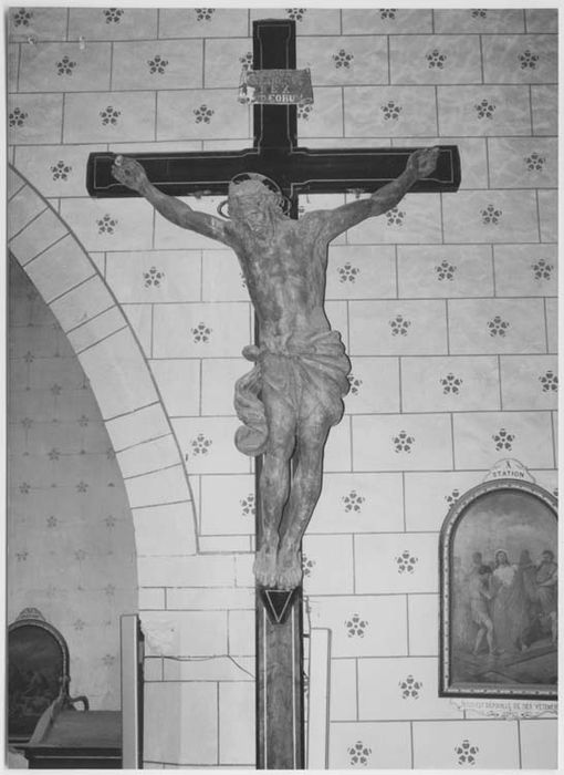 statue : Christ en croix
