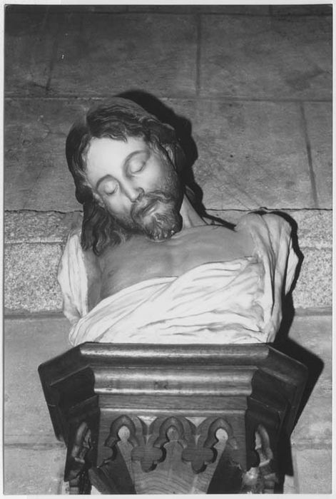 statue : Christ en croix