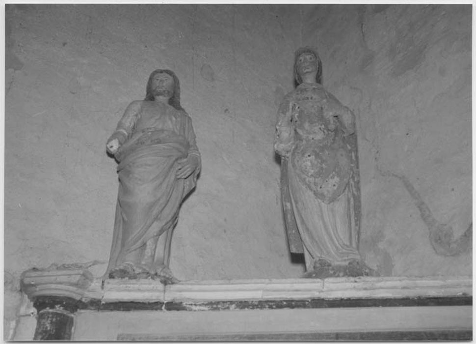 Deux statues : Saint Pierre avec sa clé et Saint Louis