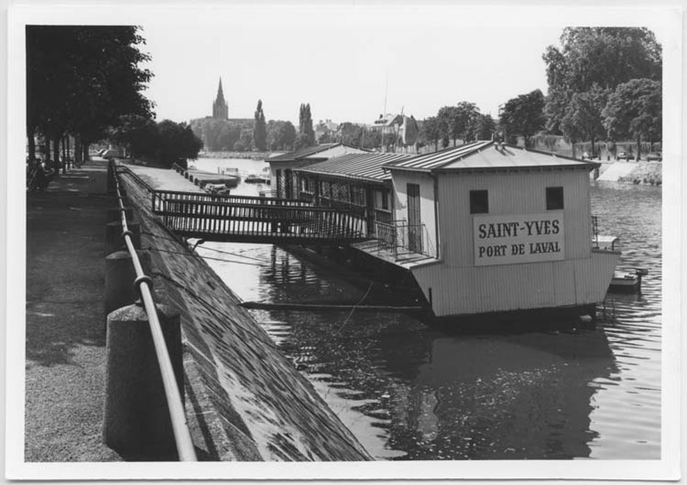 équipement statique (public) flottant : bateau-lavoir dit Saint-Yves - © Ministère de la Culture (France), Médiathèque du patrimoine et de la photographie, diffusion GrandPalaisRmn Photo