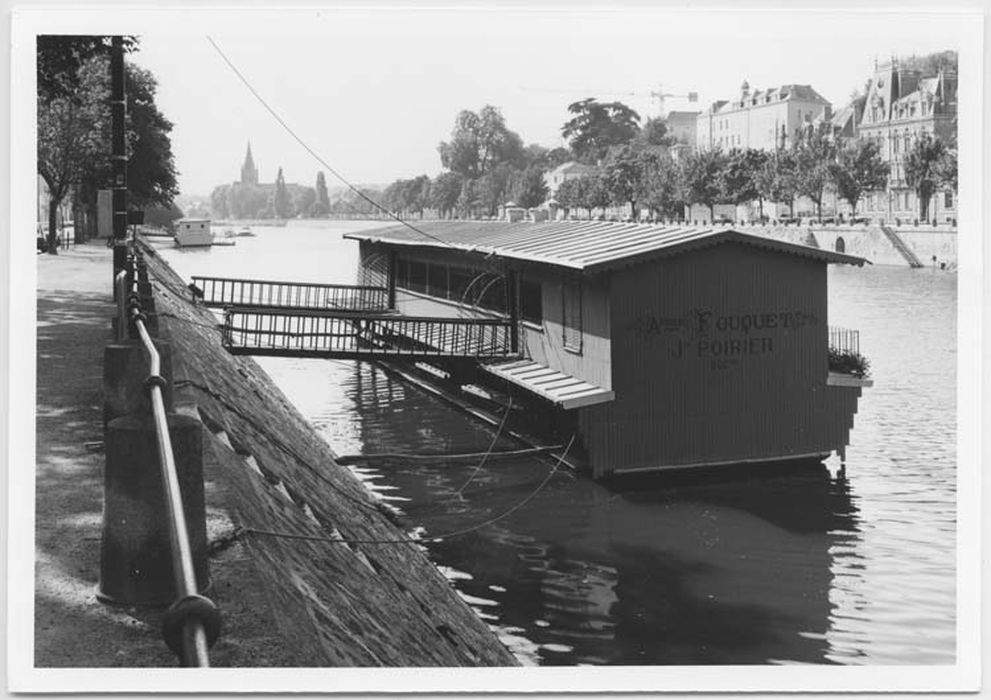 équipement statique (public) flottant : bateau-lavoir dit Saint-Julien - © Ministère de la Culture (France), Médiathèque du patrimoine et de la photographie, diffusion GrandPalaisRmn Photo