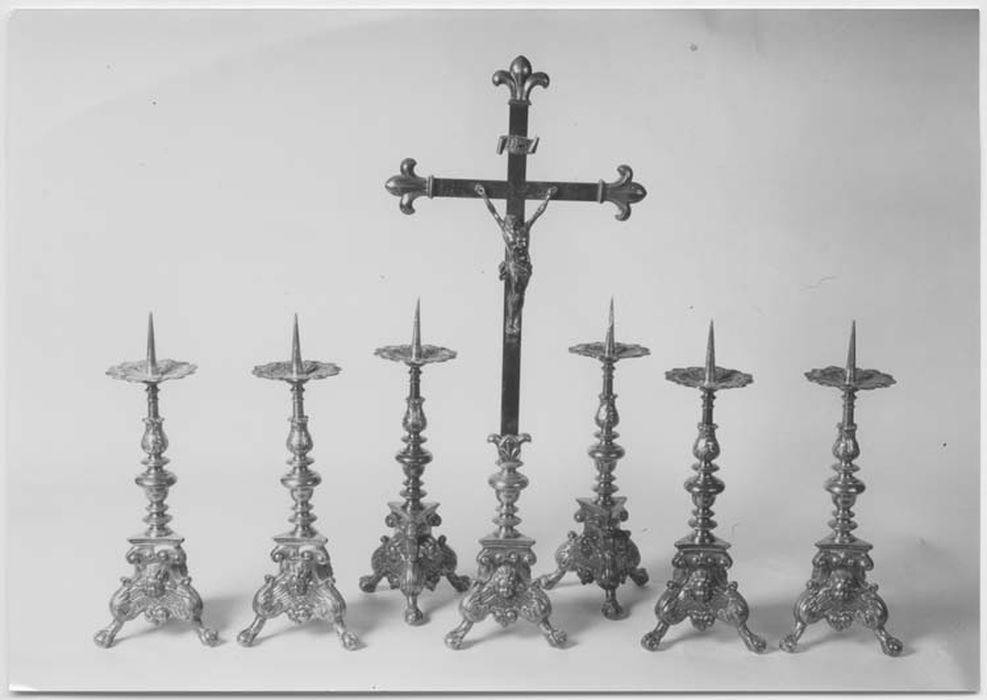 Croix et six chandeliers d'autel (garniture d'autel)