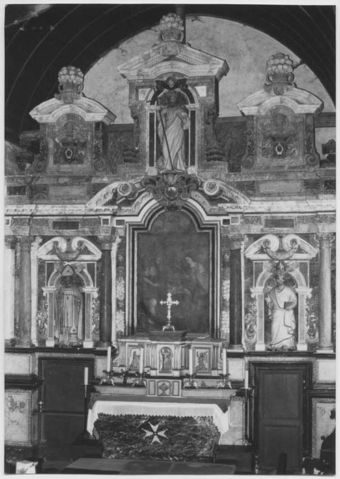 autel, retable, tabernacle, 3 statues : Saint Aubin, Saint Martin, Saint Pierre, tableau : la Nativité (maître-autel)