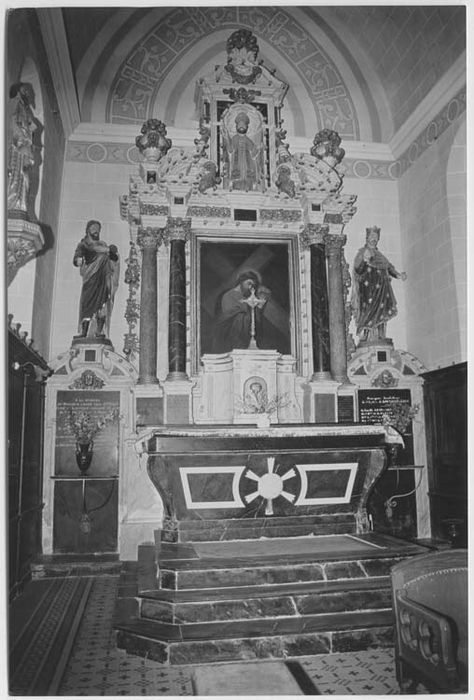 autel du maître-autel avec son retable, son tabernacle, son tableau d'autel : Christ portant sa croix, trois statues : Saint Martin, Saint Paul et Saint Louis, son degré d'autel et une console