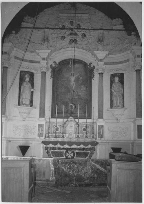 retable du maître-autel avec autel, deux statues : Saint Martin et Saint Jean-Baptiste et tableau d'autel : Résurrection