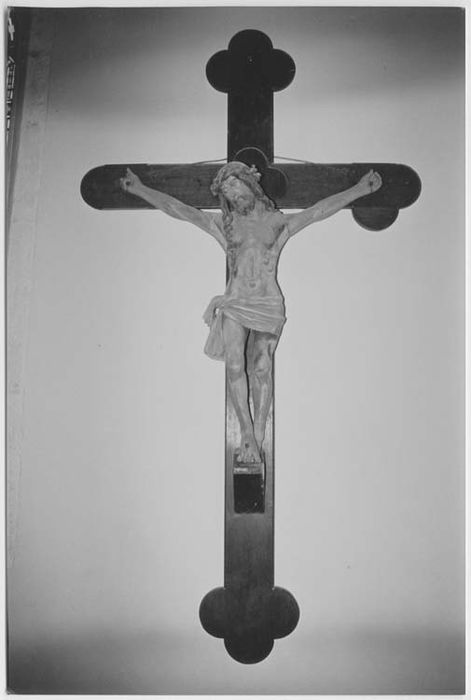 statue : Christ en croix