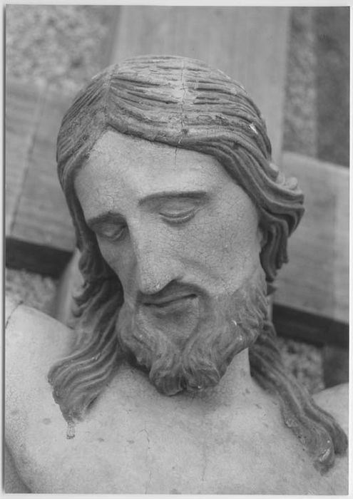 statue : Christ en croix, détail