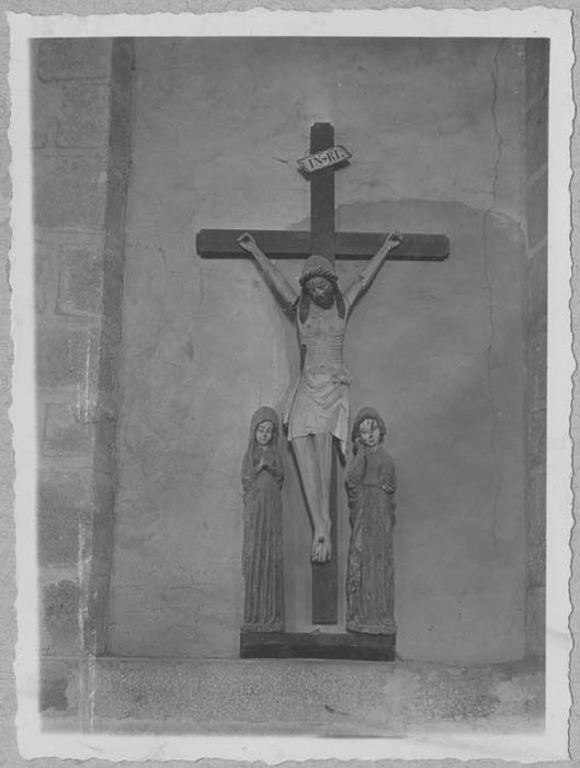 statues : Christ en croix entre la Vierge et saint Jean - © Ministère de la Culture (France), Médiathèque du patrimoine et de la photographie, diffusion GrandPalaisRmn Photo