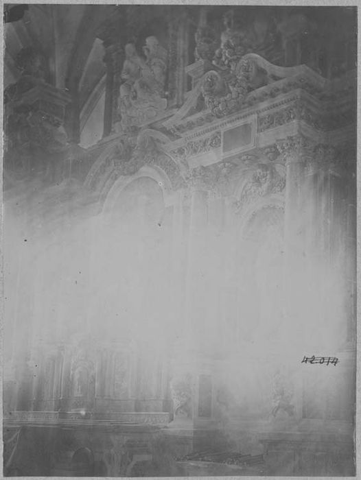 autel, retable, statues : La Trinité, Saint Pierre, Saint Jean l'Evangéliste (maître-autel), vue partielle