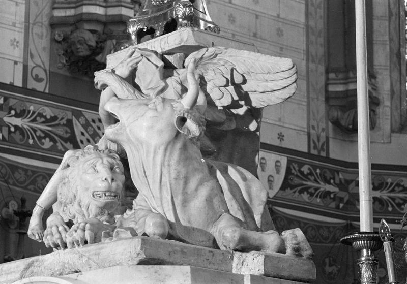 Groupe sculpté : les symboles des évangélistes, de trois quarts gauche