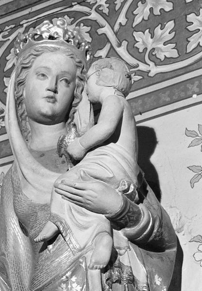 Statue polychrome : Vierge à l'Enfant dite Notre-Dame de la Rominguière, détail du buste de trois quarts gauche