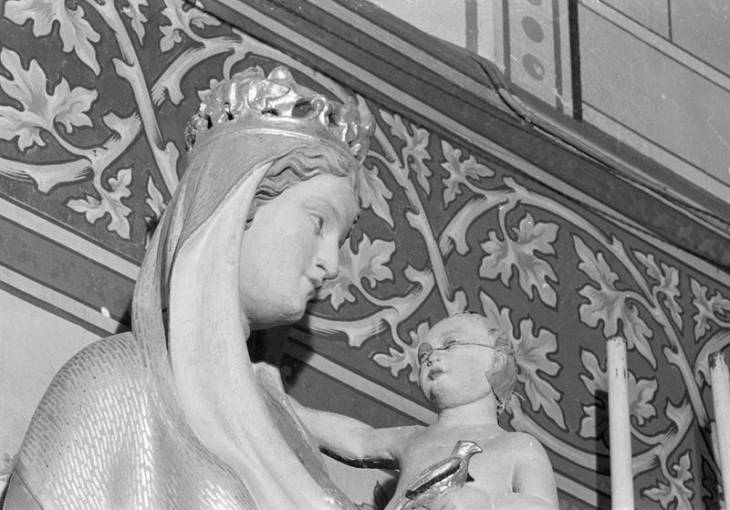 Statue polychrome : Vierge à l'Enfant dite Notre-Dame de la Rominguière, détail du buste de trois quarts droit