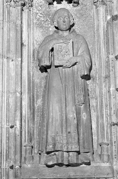 Monument funéraire de Pierre de Roquefort, statue grandeur nature (à gauche) : archidiacre