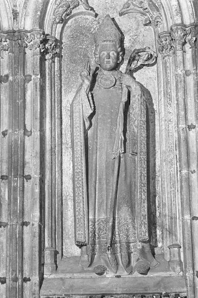 Monument funéraire de Pierre de Roquefort, statue grandeur nature (au centre) : l'évêque Pierre de Roquefort