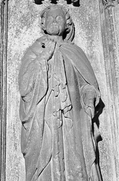 Monument funéraire de Pierre de Roquefort, statue grandeur nature (à droite) : archidiacre, à mi-corps