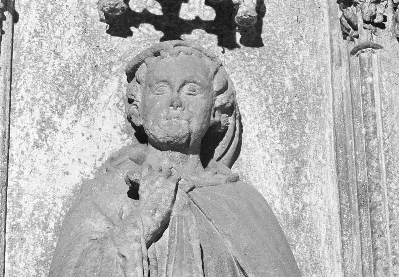 Monument funéraire de Pierre de Roquefort, statue grandeur nature (à droite) : archidiacre, détail du buste de face