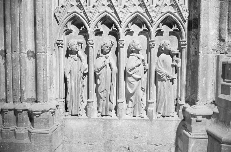 Monument funéraire de Pierre de Roquefort, soubassement en haut-relief (à droite) : quatre personnages sous ogives