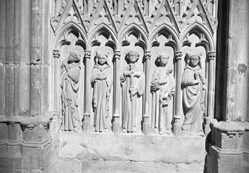 Monument funéraire de Pierre de Roquefort, soubassement en haut-relief (au centre) : cinq personnages sous ogives