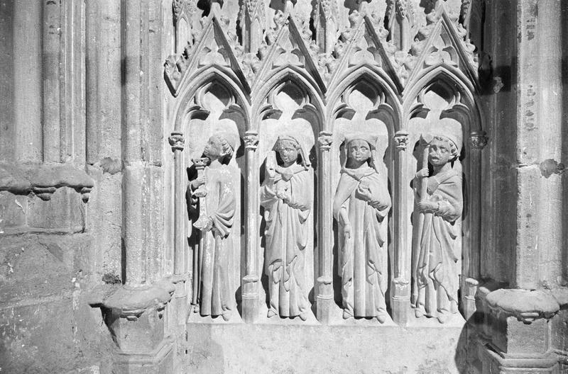 Monument funéraire de Pierre de Roquefort, soubassement en haut-relief (à gauche) : quatre personnages sous ogives