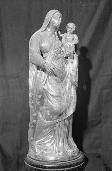 Statuette en argent : Vierge à l'Enfant, de trois quarts droit