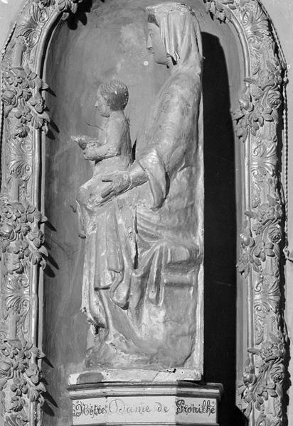 Statue en bois : Vierge à l'Enfant assise dite Notre-Dame de Prouilhe, profil gauche - © Ministère de la Culture (France), Médiathèque du patrimoine et de la photographie, diffusion RMN-GP