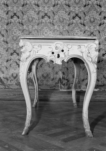 Crédence (table console), vu de côté