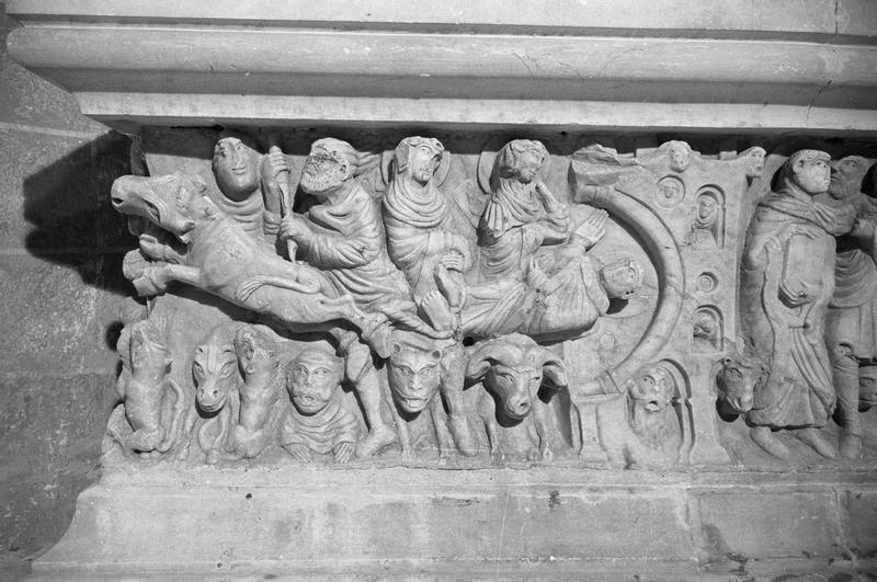 Sarcophage servant d'autel, face avant côté gauche : scène du martyre de saint Sernin