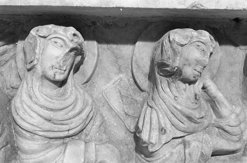 Sarcophage servant d'autel, face avant côté gauche : détail de la scène du martyre de saint Sernin, deux jeunes vierges