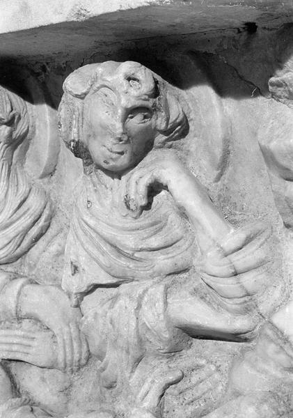 Sarcophage servant d'autel, face avant côté gauche : détail de la scène du martyre de saint Sernin, jeunes vierges de trois quarts face