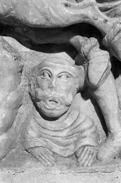 Sarcophage servant d'autel, face avant côté gauche : détail de la scène du martyre de saint Sernin,  buste d'un homme sous le taureau