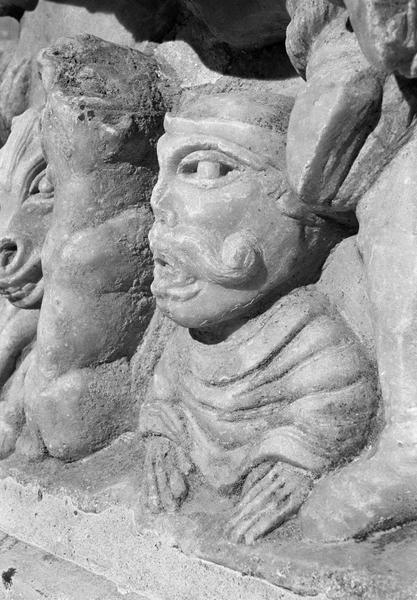 Sarcophage servant d'autel, face avant côté gauche : détail de la scène du martyre de saint Sernin,  buste d'un homme sous le taureau de trois quarts face