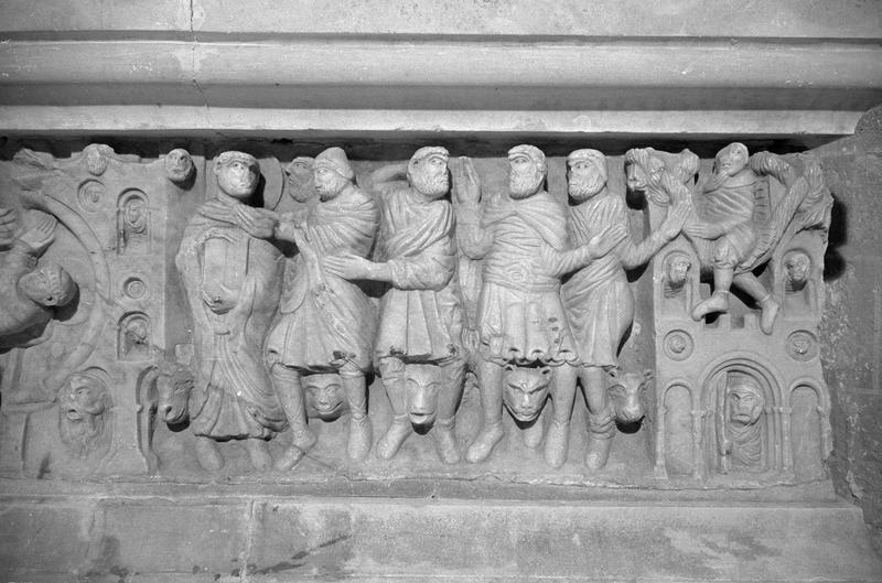 Sarcophage servant d'autel, détail face avant côté droit : scène de l'arrestation de saint Sernin évangélisateur