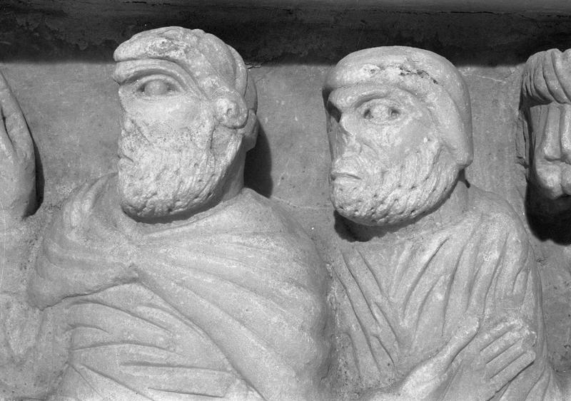 Sarcophage servant d'autel, face avant côté droit : détail de la scène de l'arrestation de saint Sernin évangélisateur, deux têtes d'homme